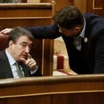 El portavoz del PNV, Aitor Esteban,iz., conversa con el portavoz de ERC, Gabriel Rufián, en el Congreso de los Diputados.