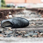 Zapato abandonado en las vías del tren