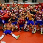 La plantilla del Granada celebra el triunfo dentro del vestuario