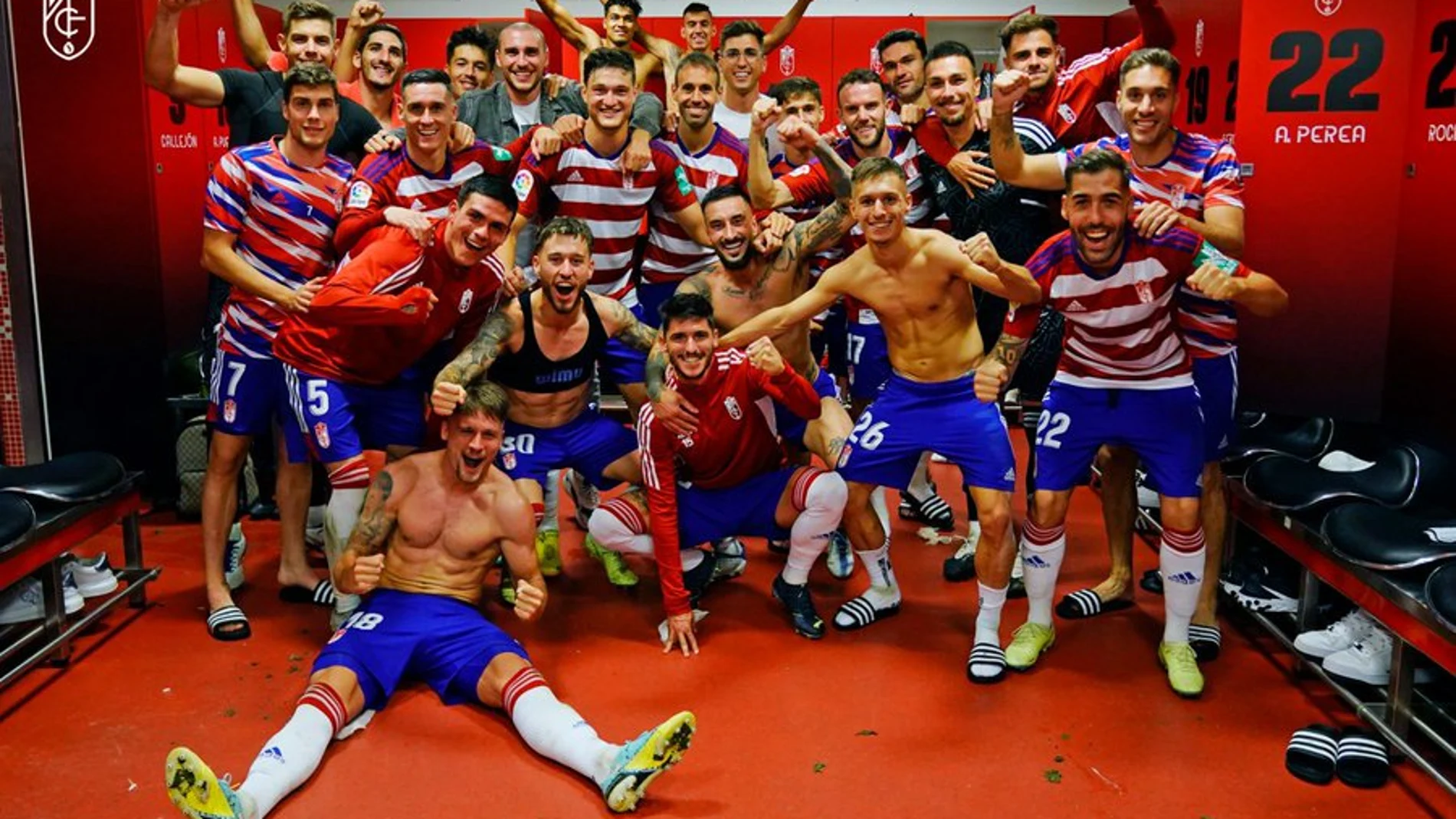 La plantilla del Granada celebra el triunfo dentro del vestuario