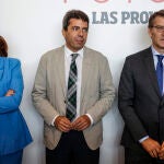 La síndica del PP en Les Corts, María José Catalá; el presidente del PP en la Comunidad Valenciana, Carlos Mazón y el presidente del Partido Popular, Alberto Núñez Feijóo