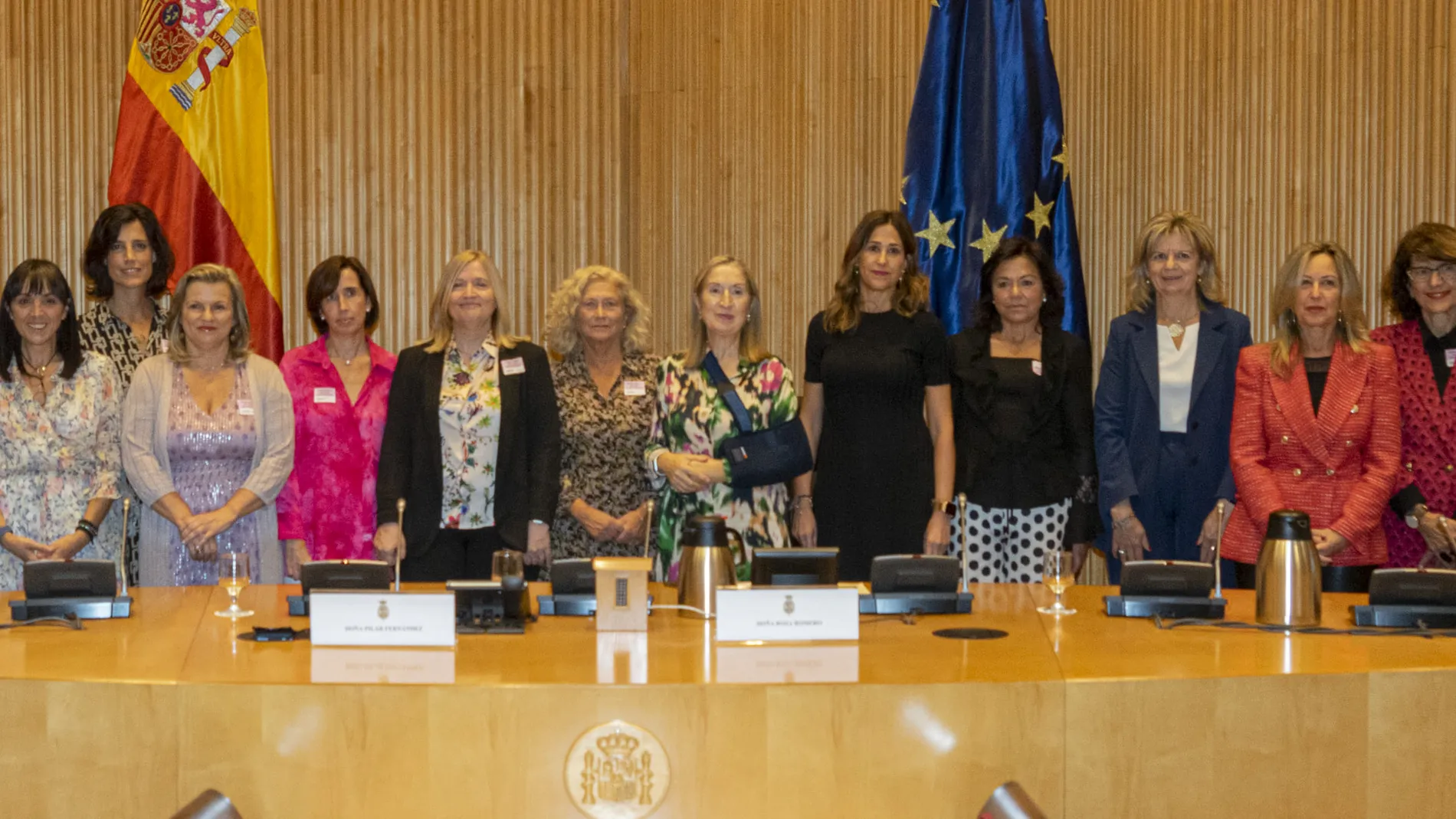 Foto de familia de la Coalición de Expertas en el Congreso