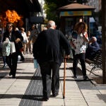 Una persona jubilada camina por Madrid