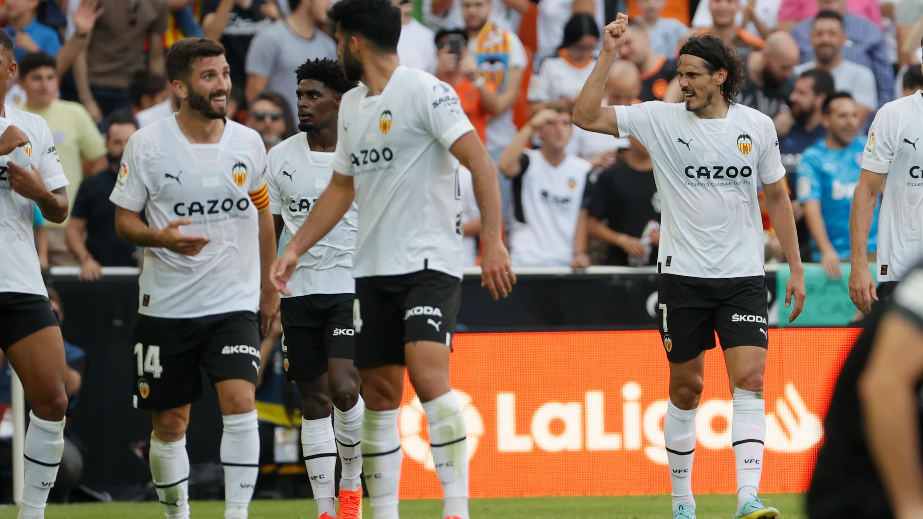 Los futbolistas del Valencia celebran un gol.