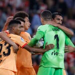 Los jugadores del Atlético de Madrid al término del partido de la novena jornada de Liga en Primera División ante el Athletic, disputado este sábado en el estadio de San Mamés, en Bilbao. EFE/Miguel Toña