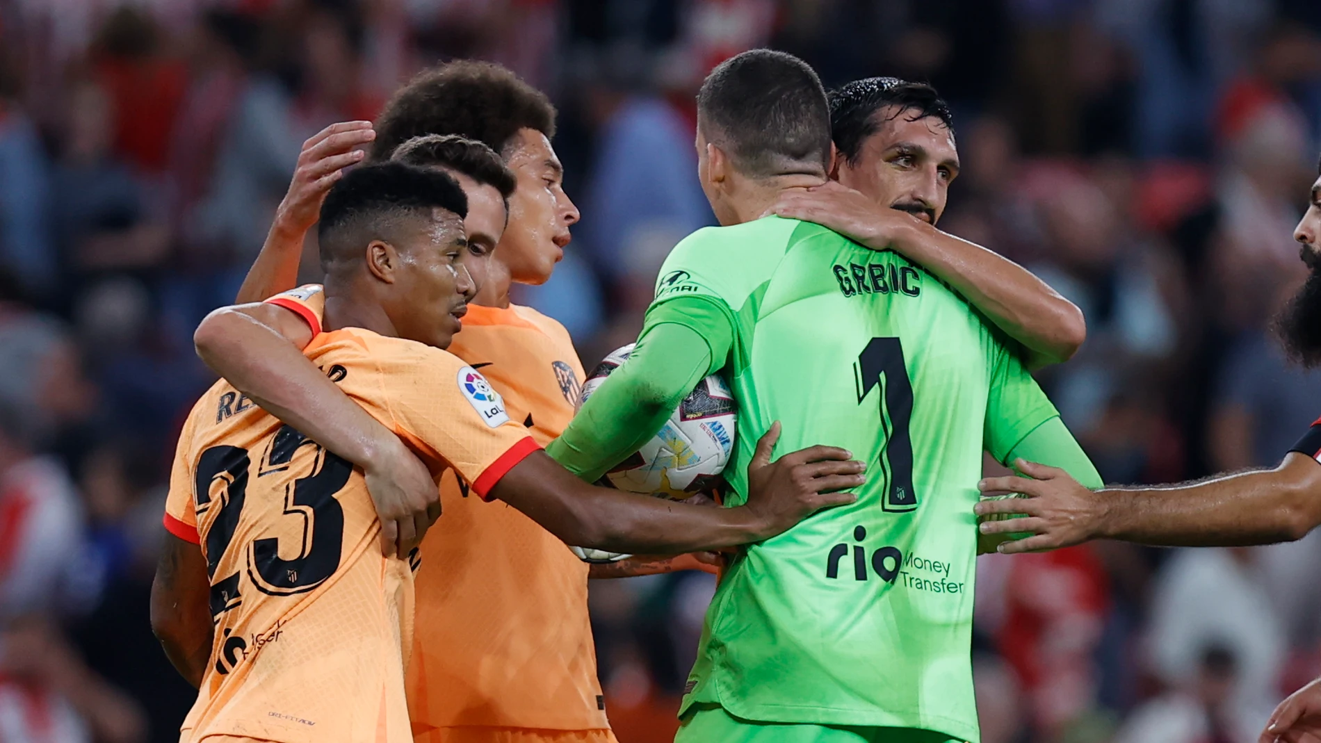 Los jugadores del Atlético de Madrid al término del partido de la novena jornada de Liga en Primera División ante el Athletic, disputado este sábado en el estadio de San Mamés, en Bilbao. EFE/Miguel Toña