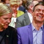 El presidente del Gobierno español, Pedro Sánchez (d), y la primera ministra sueca, Magdalena Andersson, participan en el congreso del Partido Socialista Europeo (PSE) este sábado en Berlín