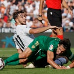 El centrocampista del Valencia Nico González (i) y el delantero del Elche Pere Milla, durante el partido de la novena jornada de Liga que disputan en el estadio de Mestalla. EFE/ Juan Carlos Cárdenas