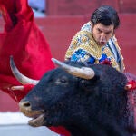 ¡El diestro Morante de la Puebla da un pase con la muleta. EFE/José Manuel Pedrosa