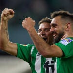 Joaquín Sánchez celebra con Borja Iglesias el 2-1 ante el Almería del pasado domingo