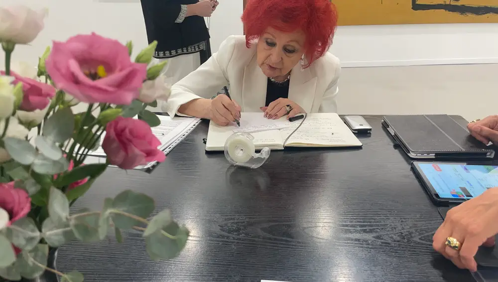 Juana de Aizpuru en su stand de Estampa 2022