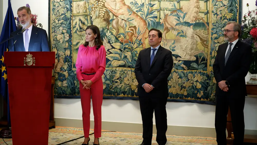 El Rey Felipe, la Reina Letizia, y el ministro de Asuntos Exteriores José Manuel Albares (2d) en Berlín.