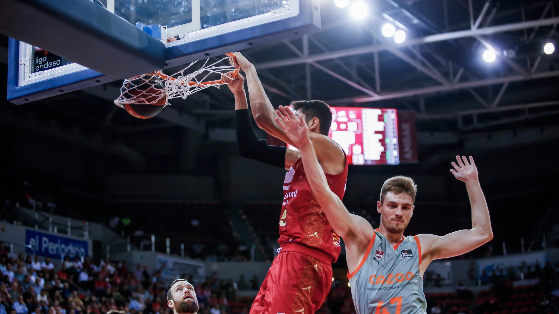 Aday Mara anota dos puntos con un mate ante el Cazoo Baskonia