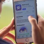 Un usuario descargando la aplicación móvil Radar COVID