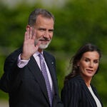 Los Reyes Felipe y Letizia durante la despedida oficial con honores, este domingo en el Aeropuerto Adolfo Suárez Madrid-Barajas, en el inicio de su viaje de Estado a la República Federal de Alemania. EFE/ Borja Sanchez-Trillo