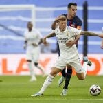 Busquets no fue contundente con Kroos y la acción acabó en el primer gol del Real Madrid en el Clásico