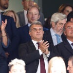 Joan Laporta, presidente del Barcelona, en el palco del Bernabéu para ver el partido de LaLiga contra el Real Madrid