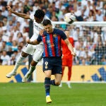 Lewandowski pelea con un balón con Militao en el Clásico
