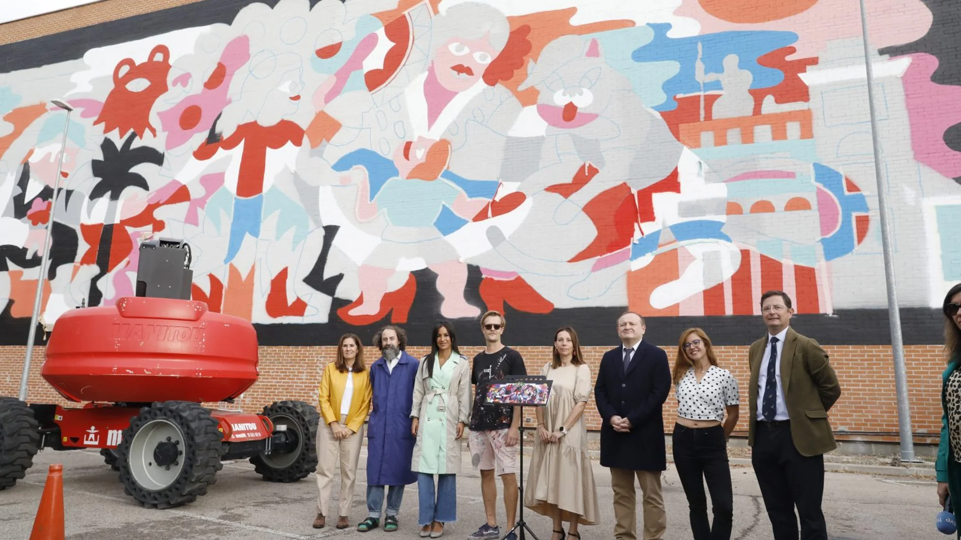 Villacís, esta mañana, en la presentación de los murales en el Polígono