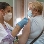 Una enfermera vacuna a una mujer contra la gripe y el Covid. María José López / Europa Press