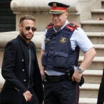 El jugador del PSG Neymar (i) sale de la Audiencia de Barcelona donde este lunes ha empezado el juicio por el fichaje de Neymar por el FC Barcelona en 2013, por el que se sentarán en el banquillo el internacional brasileño, sus padres y los expresidentes del club azulgrana Josep Maria Bartomeu y Sandro Rosell, por presuntas irregularidades en la operación.EFE/Quique García