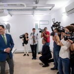 El presidente andaluz, Juanma Moreno, en un Centro de Salud en la localidad de Andújar en Jaén