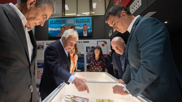 El presidente del Gobierno, Pedro Sánchez (d), y los expresidentes socialistas José Luis Rodríguez Zapatero (i) y Felipe González (2i) asisten a la inauguración de una exposición sobre 40 años de democracia y a la proyección de un documental en homenaje a este último por el 40 aniversario de su primera victoria electoral