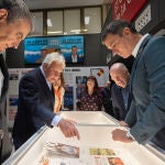 El presidente del Gobierno, Pedro Sánchez (d), y los expresidentes socialistas José Luis Rodríguez Zapatero (i) y Felipe González (2i) asisten a la inauguración de una exposición sobre 40 años de democracia y a la proyección de un documental en homenaje a este último por el 40 aniversario de su primera victoria electoral