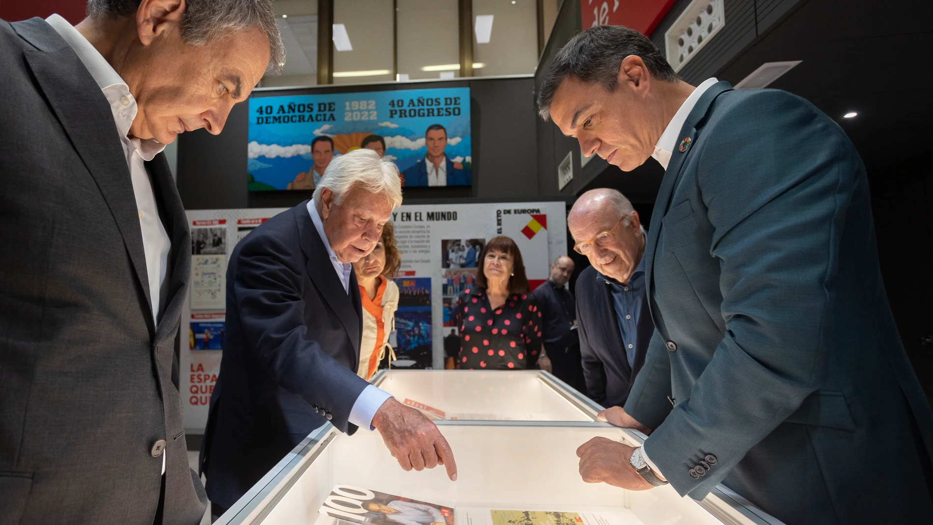 El presidente del Gobierno, Pedro Sánchez (d), y los expresidentes socialistas José Luis Rodríguez Zapatero (i) y Felipe González (2i) asisten a la inauguración de una exposición sobre 40 años de democracia y a la proyección de un documental en homenaje a este último por el 40 aniversario de su primera victoria electoral