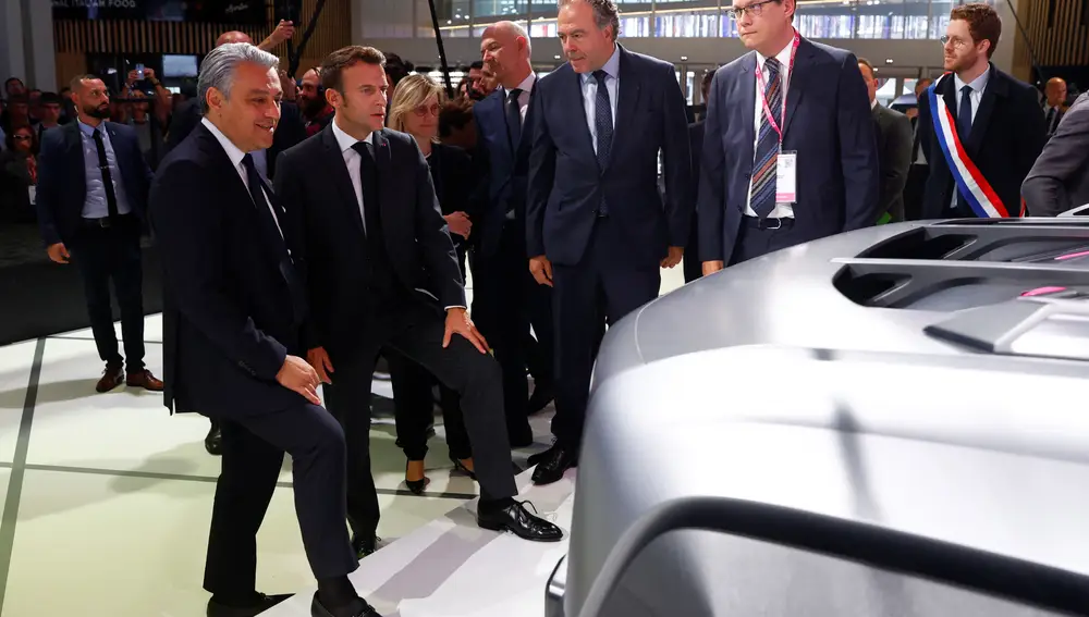 Paris (France), 17/10/2022.- French President Emmanuel Macron (2-L) and Renault's Chief Executive Office Luca De Meo (L) attend the Mondial de l'Automobile, the Paris Motor Show, in Paris, France, 17 October 2022. Mondial de l'Automobile showcases hundreds of vehicles from 17 to 23 October. (Francia) EFE/EPA/GONZALO FUENTES / POOL MAXPPP OUT