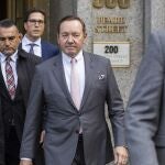 El actor Kevin Spacey abandona el juzgado después de testificar