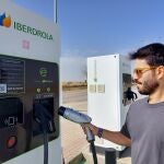 Un vecino de Peñaranda de Bracamonte estrena los puntos de recarga