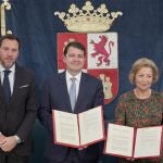 Fernández Mañueco, Óscar Puente y Tara Linstedt, tras firmar la declaración de intenciones