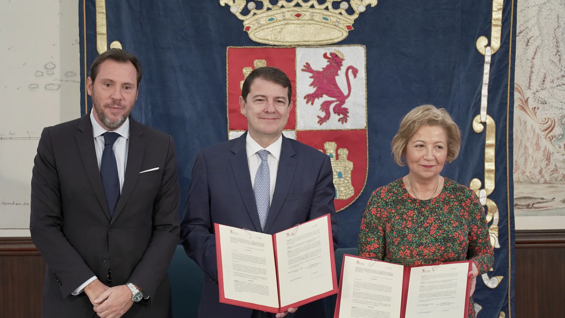 Fernández Mañueco, Óscar Puente y Tara Linstedt, tras firmar la declaración de intenciones