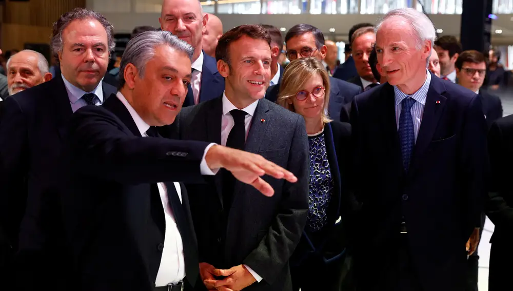 Paris (France), 17/10/2022.- Renault's Chief Executive Luca De Meo (L) speaks with French President Emmanuel Macron (C) and Jean-Dominique Senard (R), Michelin tyre maker Chief Executive Officer, during the Mondial de l'Automobile, the Paris Motor Show, in Paris, France, 17 October 2022. Mondial de l'Automobile showcases hundreds of vehicles from 17 to 23 October. (Francia) EFE/EPA/GONZALO FUENTES / POOL MAXPPP OUT
