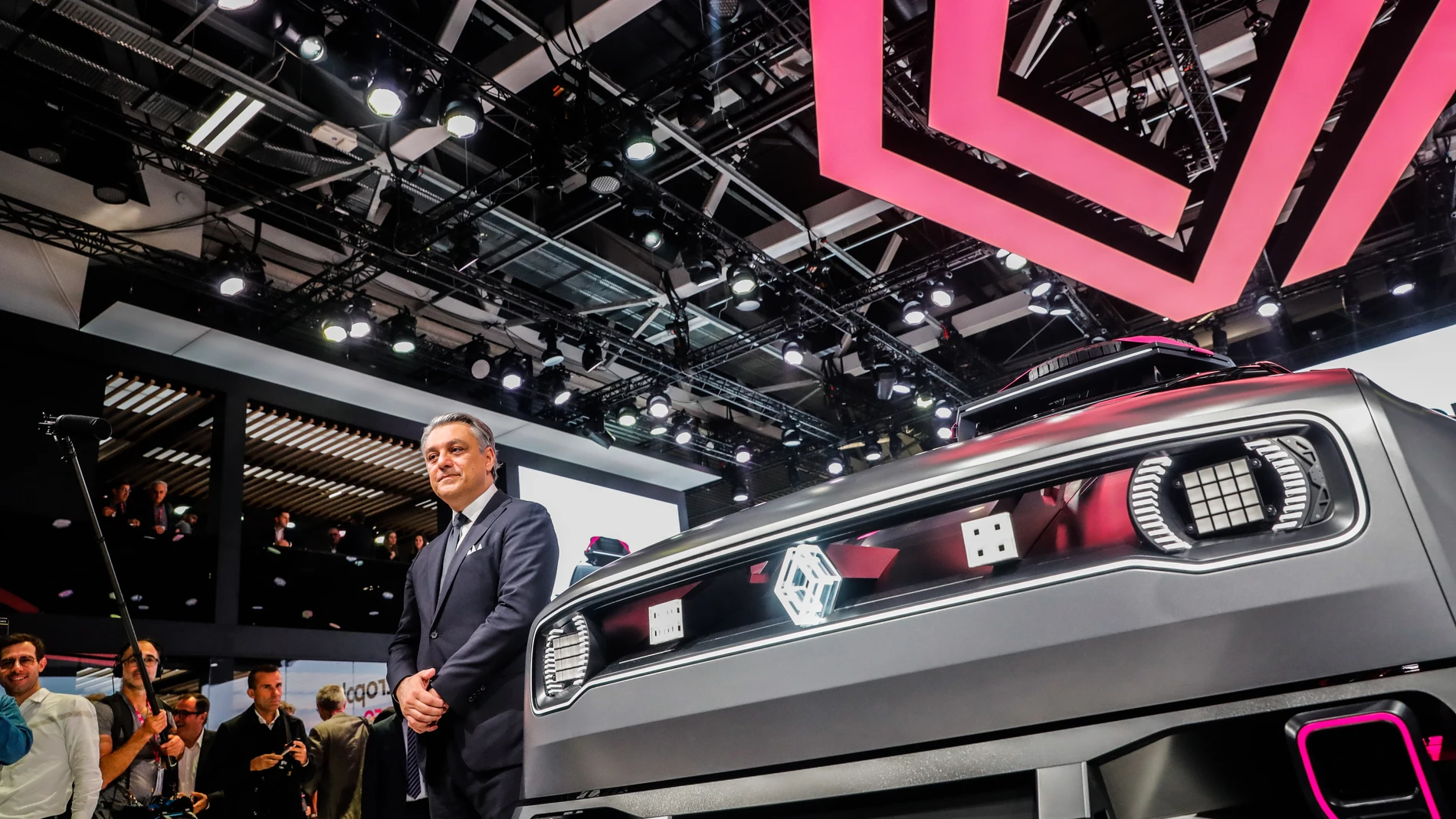 Paris (France), 17/10/2022.- Renault CEO Luca de Meo