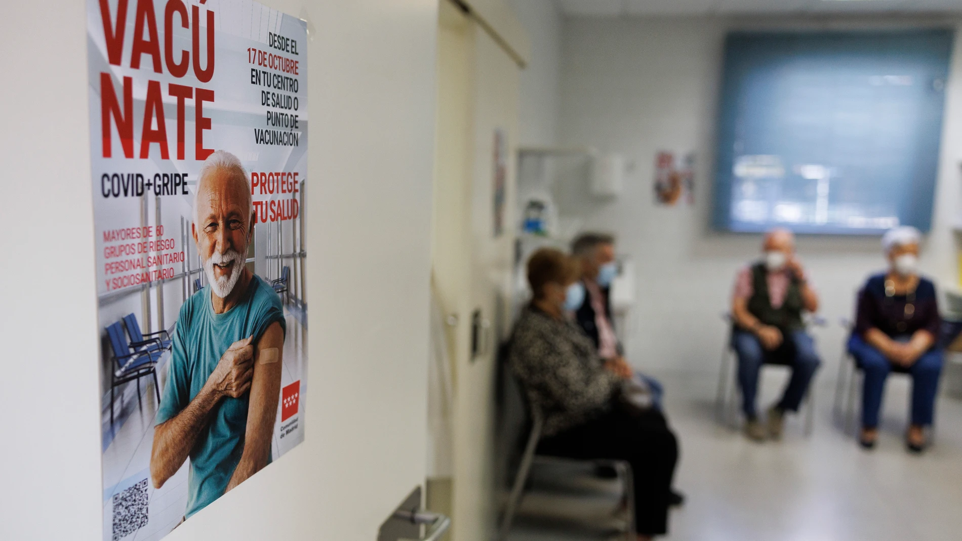 Un paciente recibe una dosis de la vacuna antigripal cuando empezó a administrase a la población mayor de 60 años de forma conjunta a la cuarta dosis frente al covid-19 en el Centro de Salud Alameda de Osuna, en Madrid