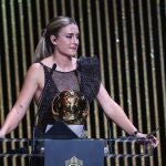 Paris (France), 17/10/2022.- Alexia Putellas of FC Barcelona addresses the audience after winning the Women's Ballon d'Or Trophy during the Ballon d'Or ceremony in Paris, France, 17 October 2022. For the first time the Ballon d'Or, presented by the magazine France Football, will be awarded to the best players of the 2021-22 season instead of the calendar year. (Francia) EFE/EPA/Mohammed Badra