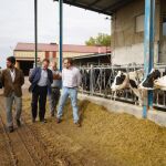 Juan García-Gallardo y Gerardo Dueñas durante su visita a la explotación de vacuno de leche "El Cantón" en Pollos (Valladolid)