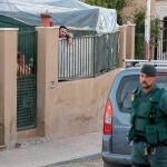 Varios agentes de la Guardia Civil en el puerto de Mazarrón, donde un joven de 21 años ha muerto el lunes asesinado