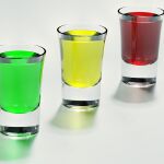 Tres vasos de chupito de distintos colores | Fuente: MasterTux / Pixabay