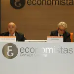 De izda. a dcha. Luis de Guindos, vicepresidente del Banco Central Europeo (BCE), y Valentín Pich, presidente del Consejo General de Economistas de España (CGE), durante durante la conferencia