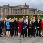 El nuevo Gobierno sueco (12 hombres y 11 mujeres) posa frente al Parlamento en Estocolmo
