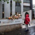 Flores en la puerta del edificio donde fue asesinada la peque&ntilde;a Lola en Par&iacute;s.