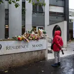 Flores en la puerta del edificio donde fue asesinada la pequeña Lola en París.