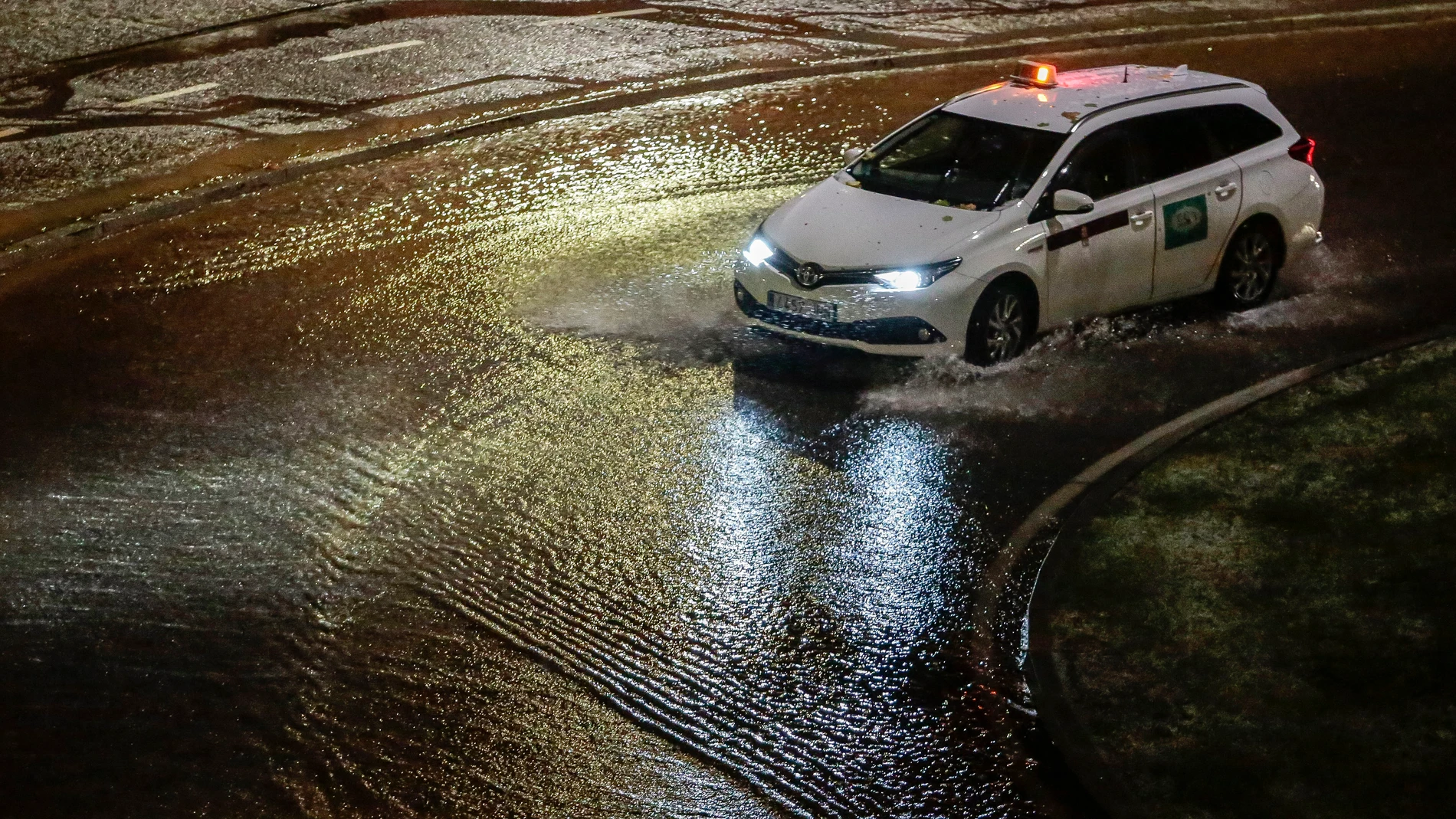 Fuerte tormenta de agua y granizo en la capital leonesa