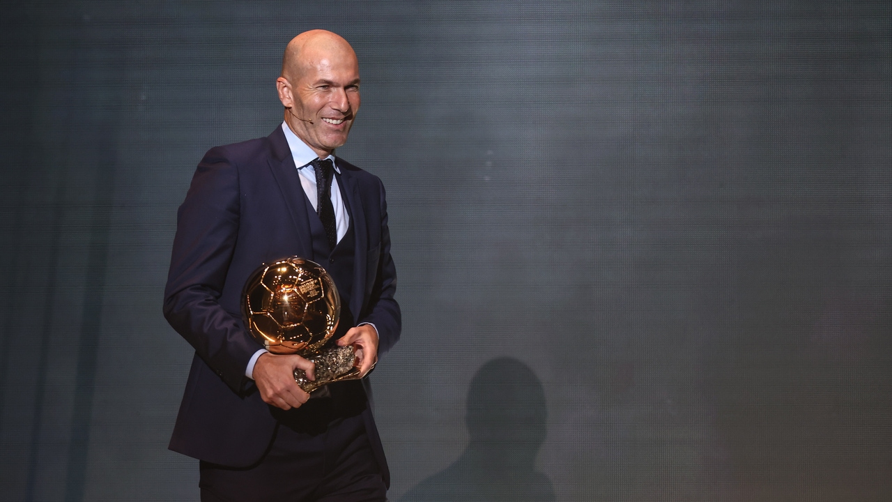 Zidane anuncia su regreso a los banquillos