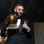 Karim Benzema, feliz con el Balón de Oro