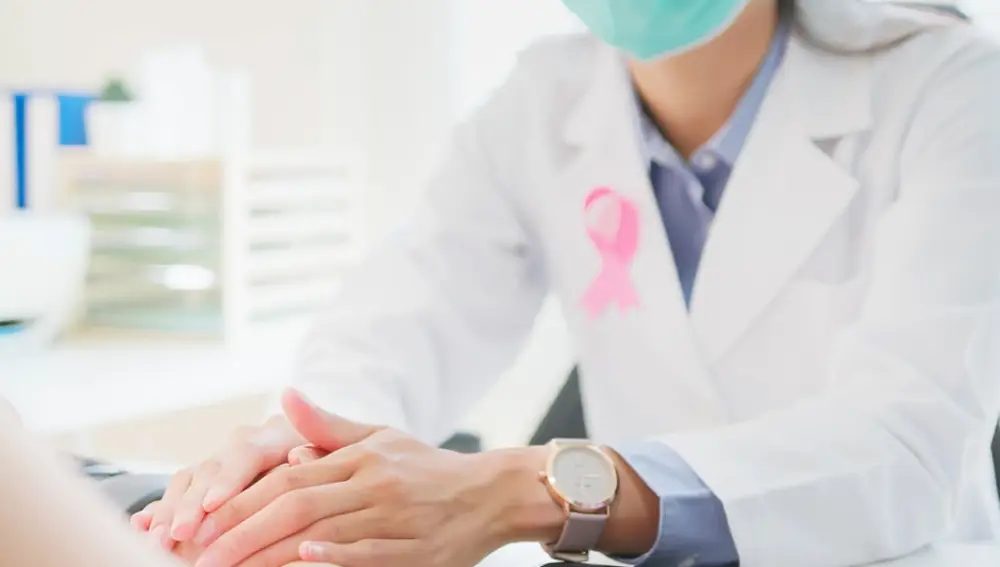 Una médica con el lazo por el Día Contra el Cáncer de Mama