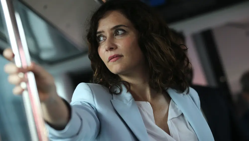 La presidenta de la Comunidad de Madrid, Isabel Díaz Ayuso, en un Bus de Uso Prioritario (BuP) de alta capacidad con preferencia semafórica en las intersecciones